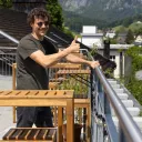 Happy Kunde mit Geländer