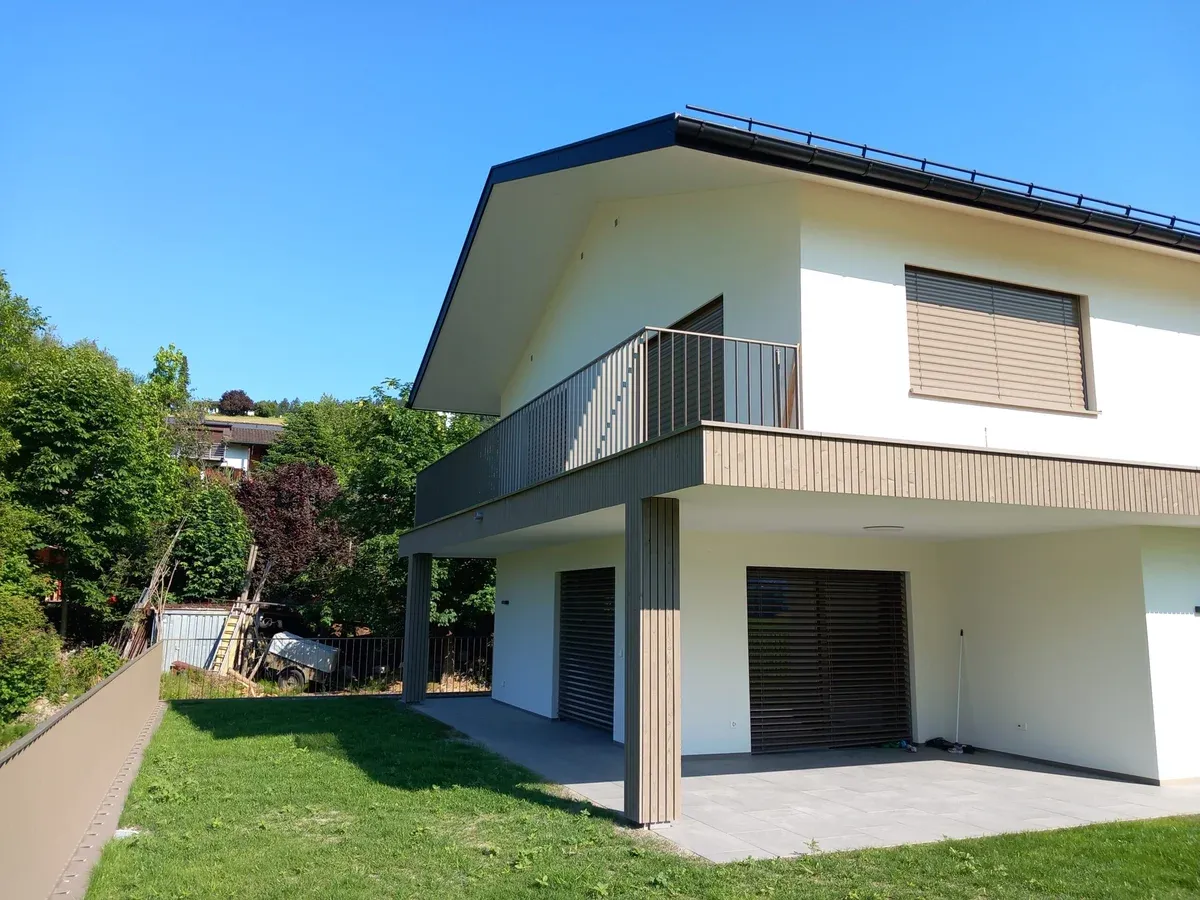 Staketengeländer Xpress in Anthrazit am Balkon eines Einfamilienhauses