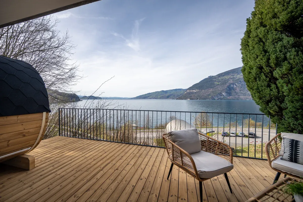 Staketengeländer in Anthrazit, pulverbeschichtet, mit Ausblick auf einen See
