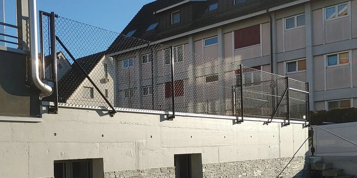 Verschiedene Geländerarten nebeneinander