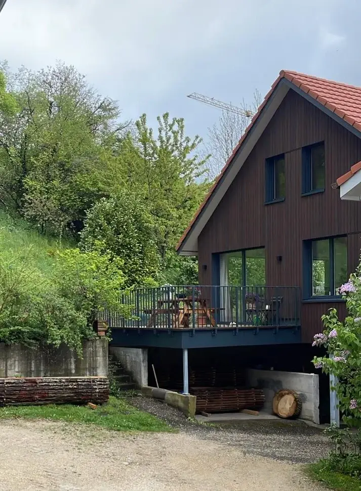 Staketengeländer Pure in Anthrazit an einer Holzfassade