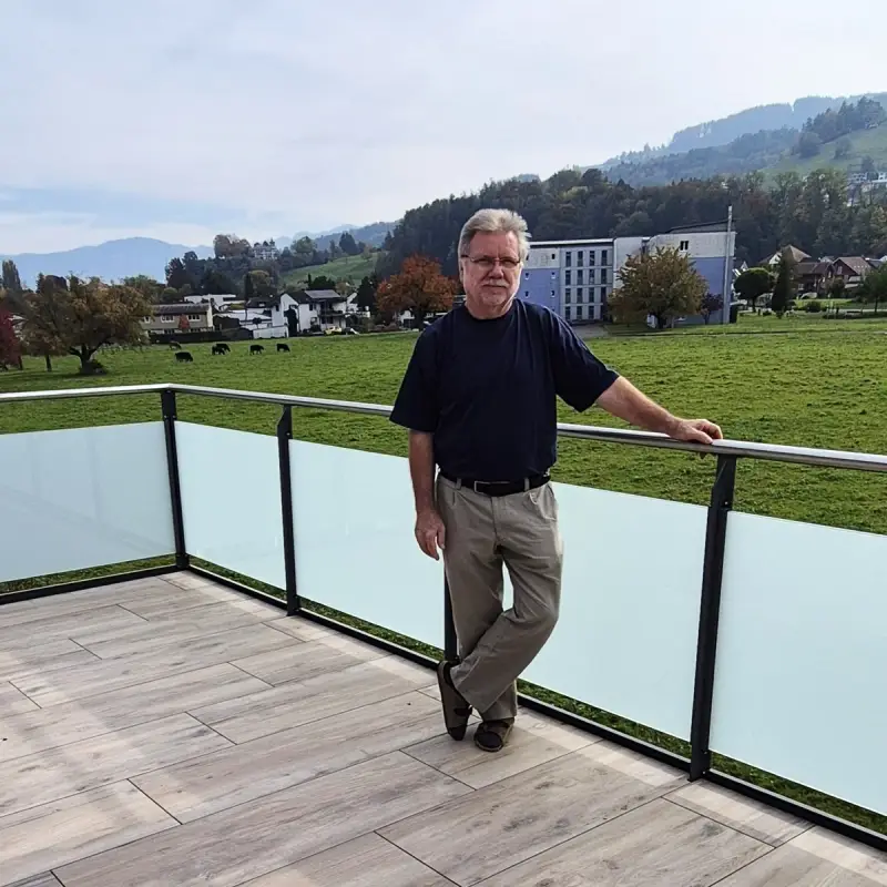 Kunde an seinem Glasgeländer Classic mit Mattglas auf der Terrasse