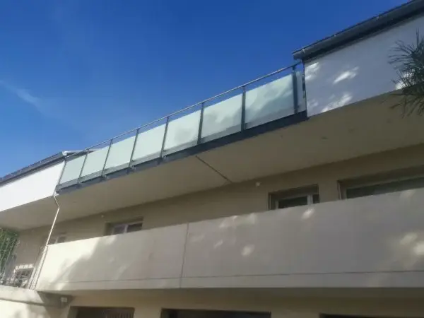 Glasgeländer Classic an einem Balkon in Sumiswald