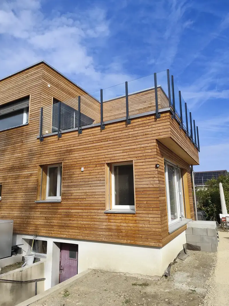 Glasgeländer Pure auf der Dachterrasse eines Holzhauses, Glas zwischen schlanken Pfosten – Kundenprojekt in Luterbach SO