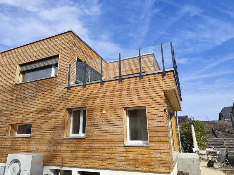 Glasgeländer Pure als Absturzsicherung auf dem Flachdach eines Holzhauses – Kundenprojekt in Luterbach SO