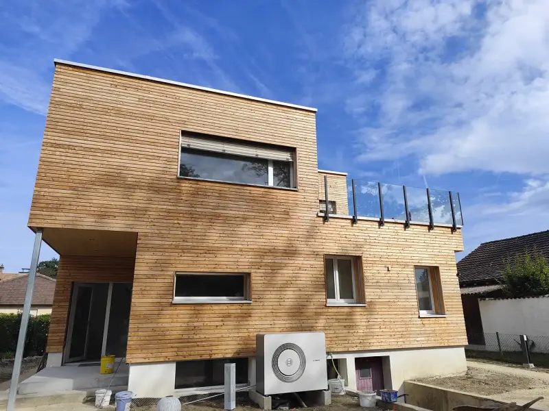 Holzhaus mit Glasgeländer Pure auf der Dachterrasse, Ansicht von der Gartenseite – Kundenprojekt in Luterbach SO