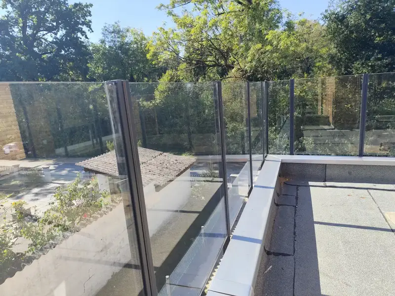 Glasgeländer Pure auf der Dachterrasse: freier Durchblick in den Garten – Kundenprojekt in Luterbach SO