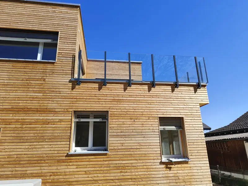 Glasgeländer Pure am Dachrand über der Holzfassade – Kundenprojekt in Luterbach SO