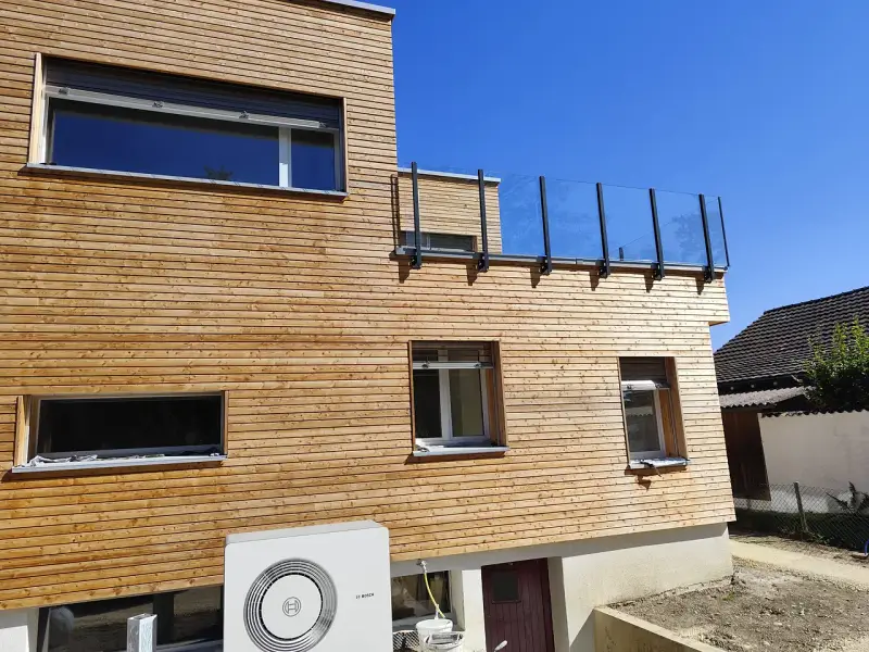 Holzfassade mit Glasgeländer Pure auf dem Flachdach – Kundenprojekt in Luterbach SO