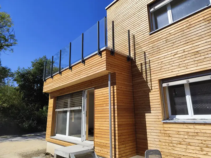 Glasgeländer Pure über Eck auf der Dachterrasse eines Holzhauses – Kundenprojekt in Luterbach SO