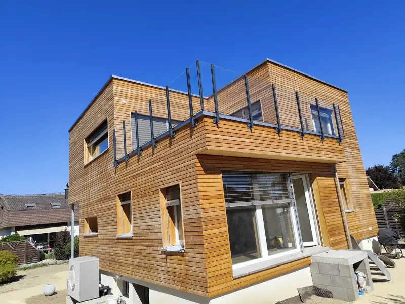 Holzhaus mit Glasgeländer Pure rund um die Dachterrasse – Kundenprojekt in Luterbach SO