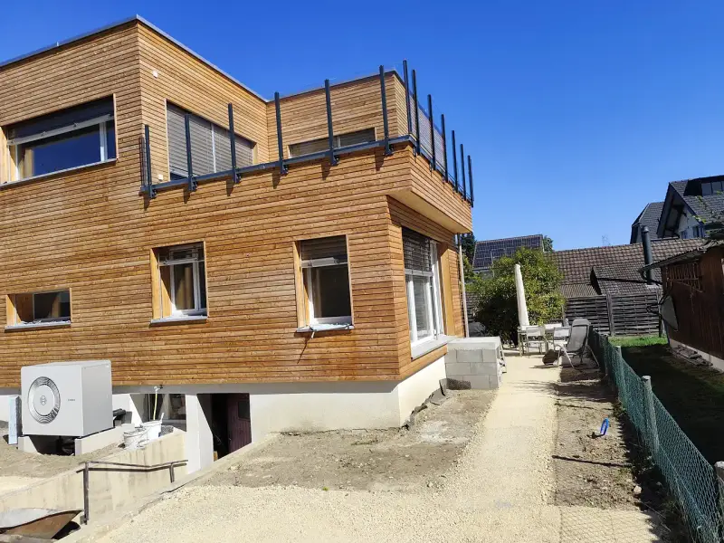 Holzhaus mit Glasgeländer Pure auf dem Dach, Ansicht vom Gartenweg – Kundenprojekt in Luterbach SO