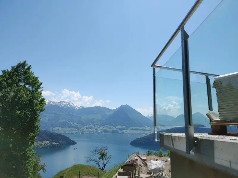 Glasgeländer Classic mit Klarglas und Seeblick in Vitznau