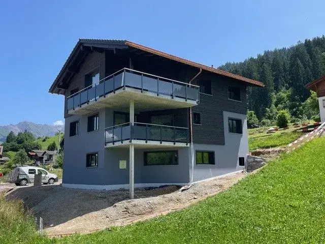 Glasgeländer Classic in Anthrazit mit Grauglas matt an zwei Balkonen
