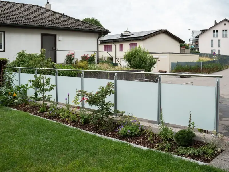 Glasgeländer Classic mit Mattglas als Sichtschutz auf einer Gartenmauer