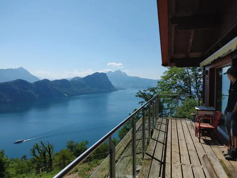 Glasgeländer Classic mit Klarglas und Blick auf den Vierwaldstättersee in Vitznau