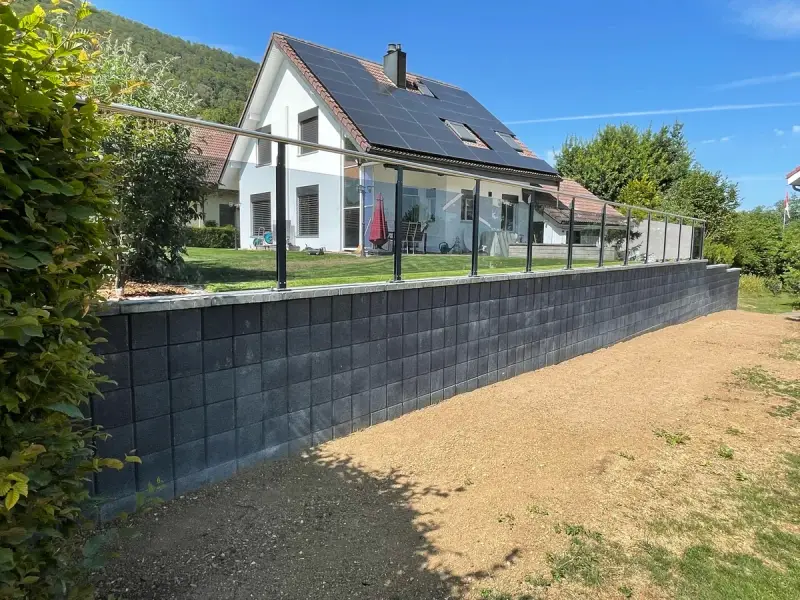 Glasgeländer Classic mit Grauglas an einem modernen Haus