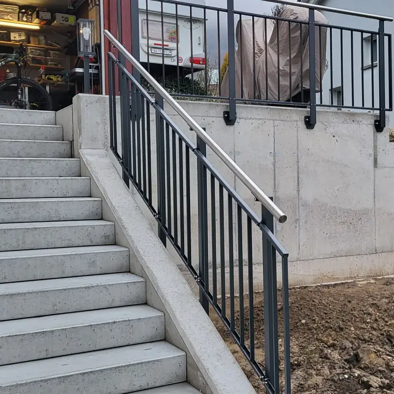 Staketengeländer Flex in Anthrazit auf Aussentreppe mit Edelstahl-Handlauf