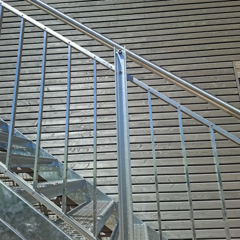 Feuerverzinktes Staketengeländer Flex an Metalltreppe
