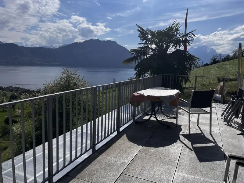 Terrasse mit Staketengeländer Pure und Blick auf den See