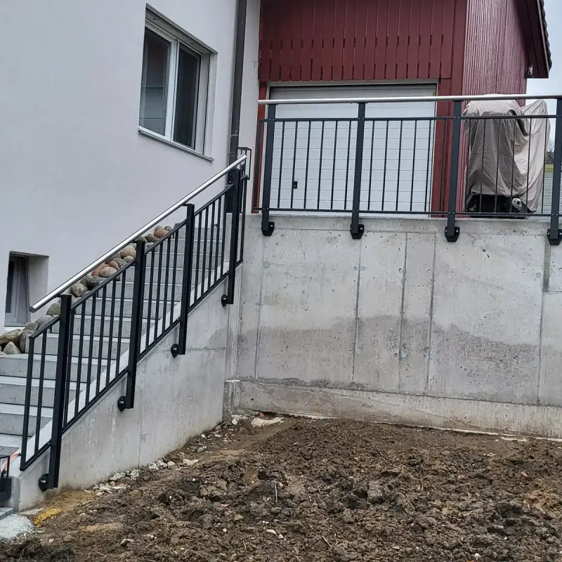 Kundenprojekt Flex: Treppengeländer anthrazit auf der schrägen Mauer