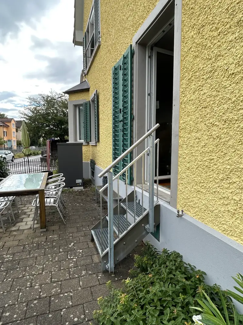 Kundenprojekt Flex: kurze Treppe mit Geländer verzinkt am Hauseingang