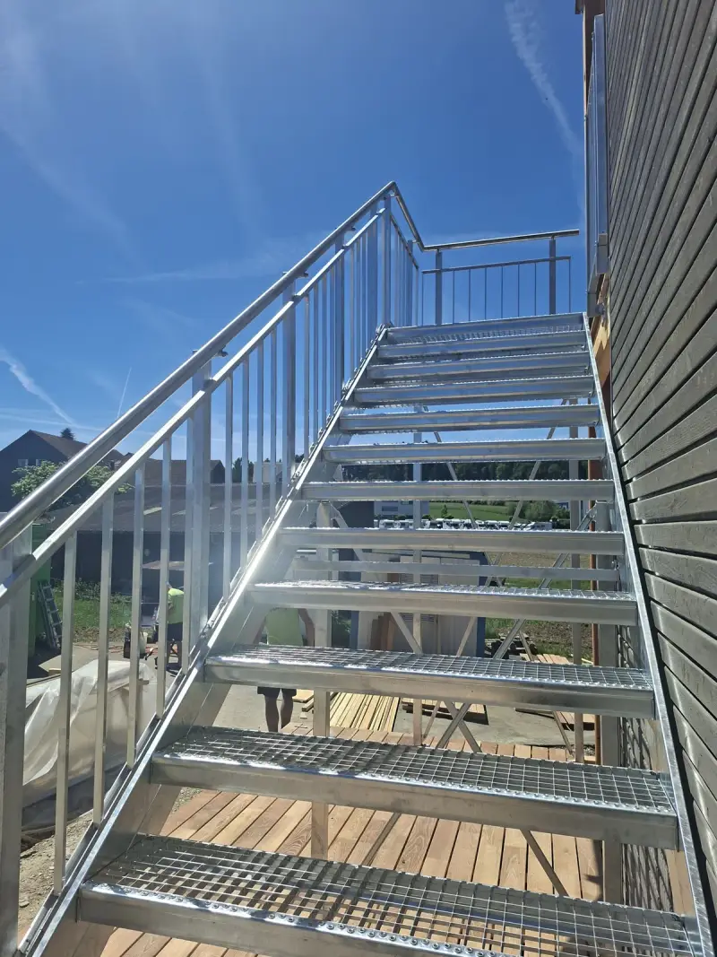 Kundenprojekt Flex: Treppengeländer verzinkt an der Stahltreppe