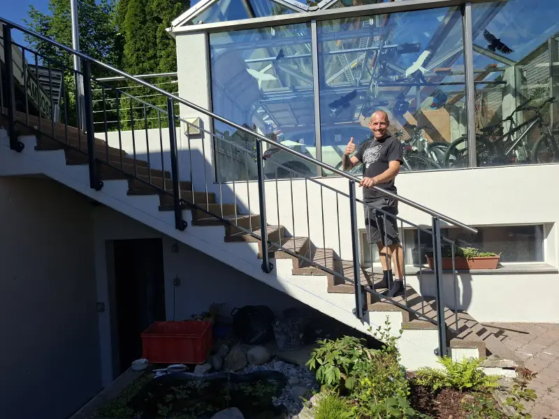 Kunde auf seiner Treppe mit dem selbst montierten Staketengeländer Flex