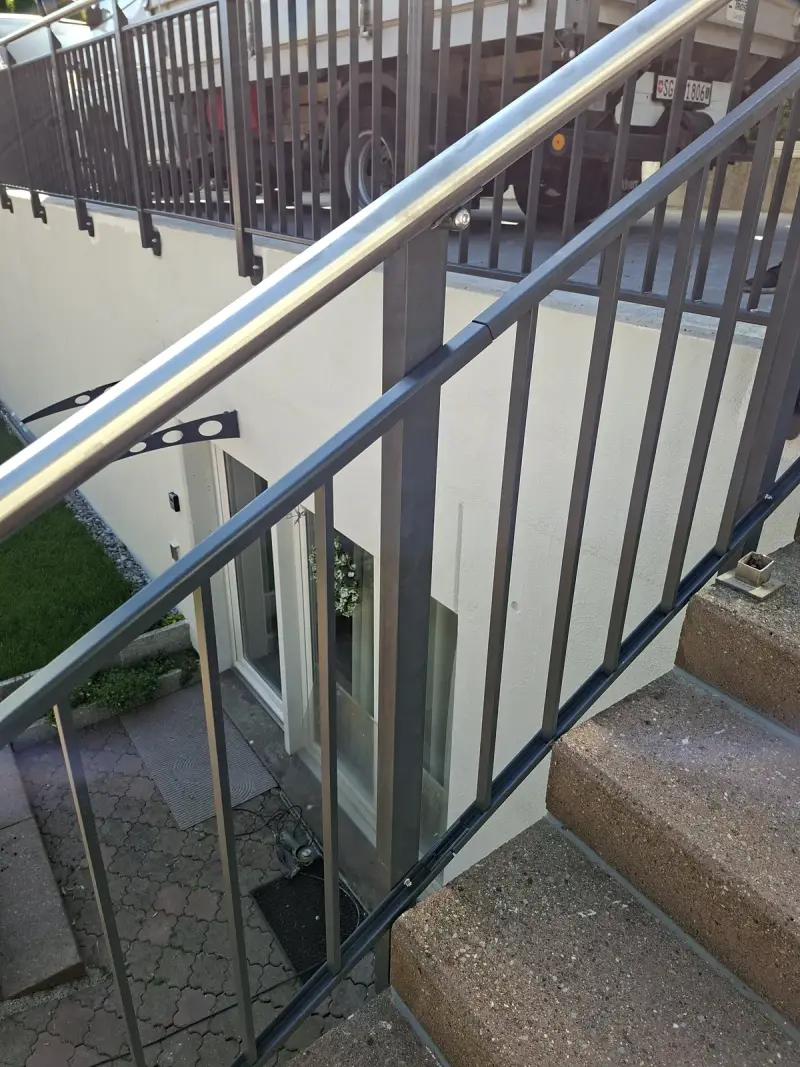 Kundenprojekt Flex: fertig montiertes Treppengeländer mit Edelstahlhandlauf