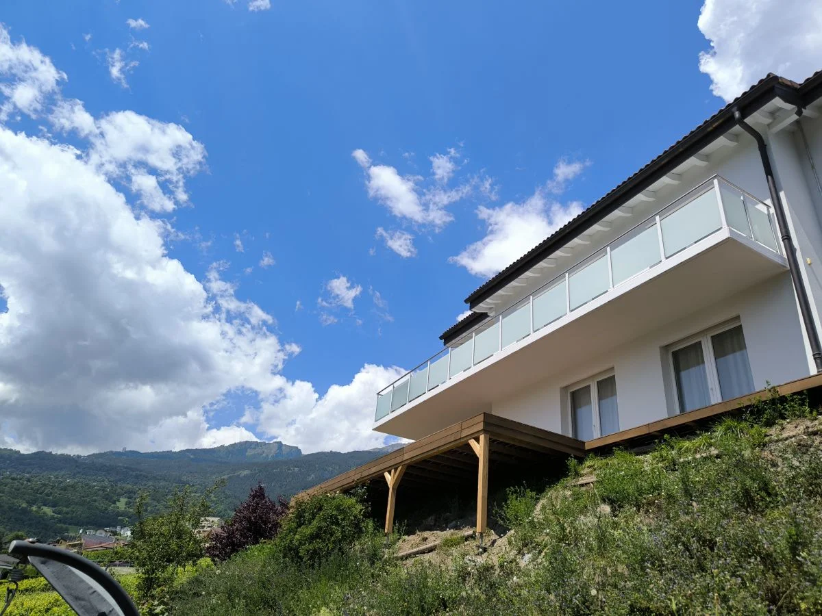 Balkongeländer aus Glas und Staketen