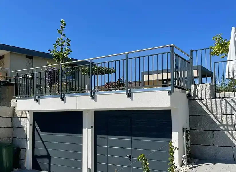 Staketengeländer Classic – massiv mit Edelstahlhandlauf.