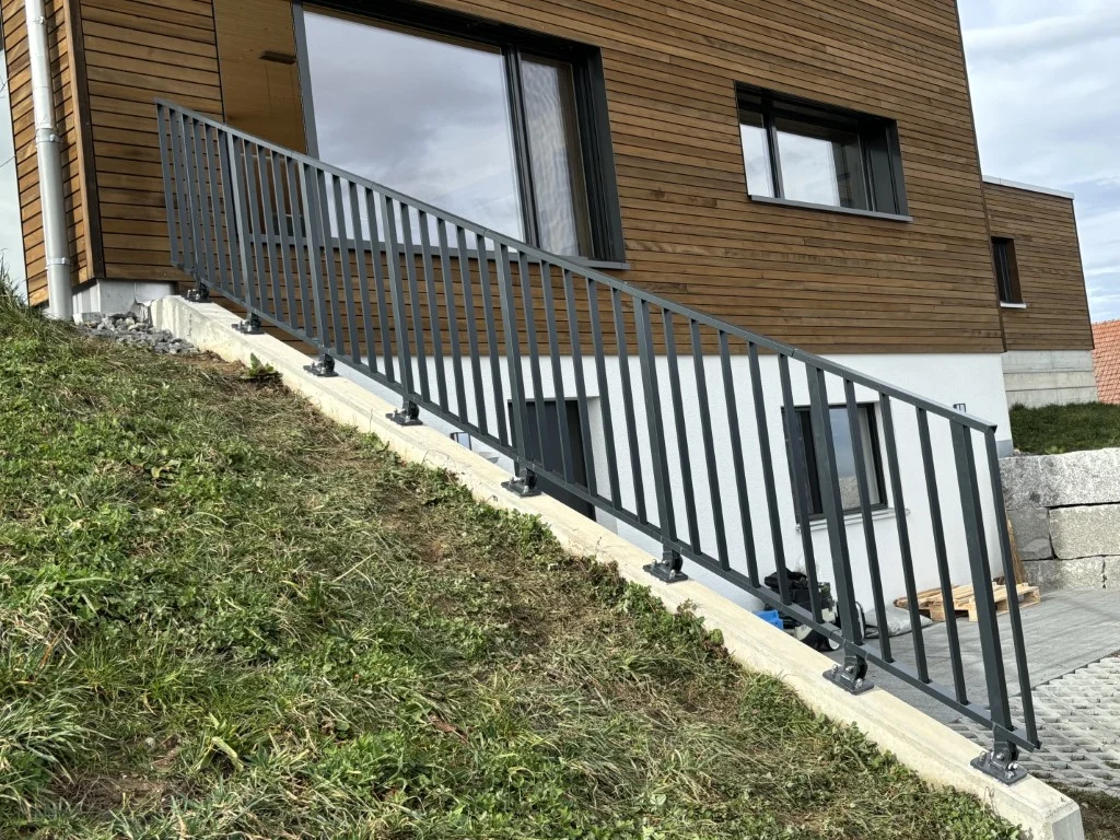 Staketengeländer Flex – für jede Neigung.