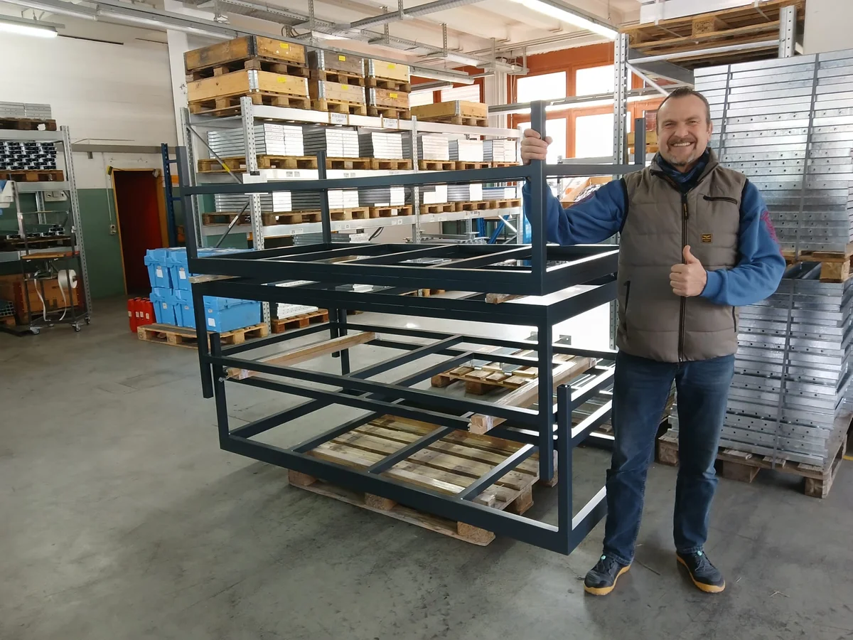 Präzise gefertigt und extrem belastbar: Unterkonstruktionen als Basis für langlebige Therapieliegen.