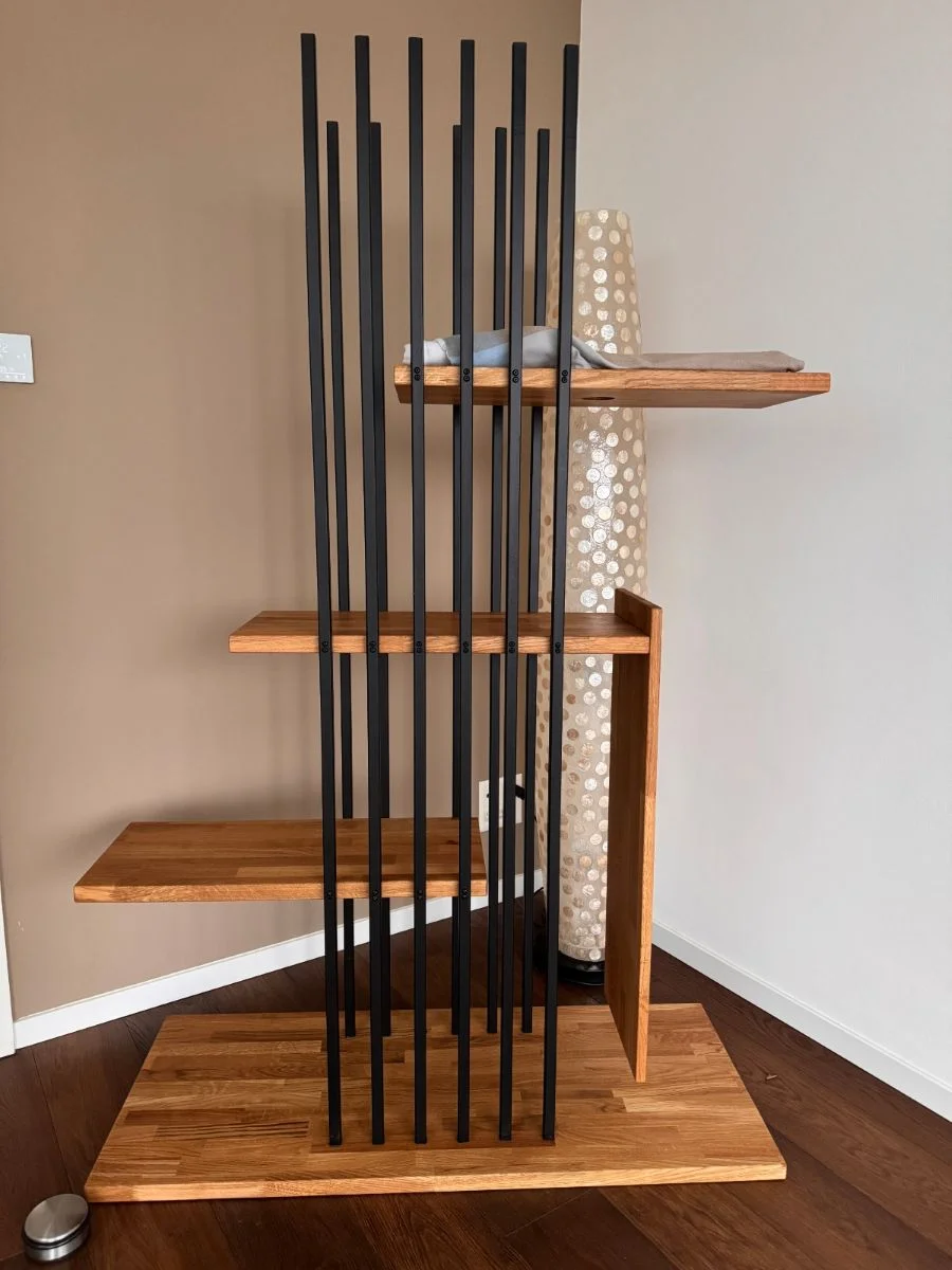 Robuster Katzenbaum aus Metall und Holz. Für aktive Katzen und langlebige Lösungen.