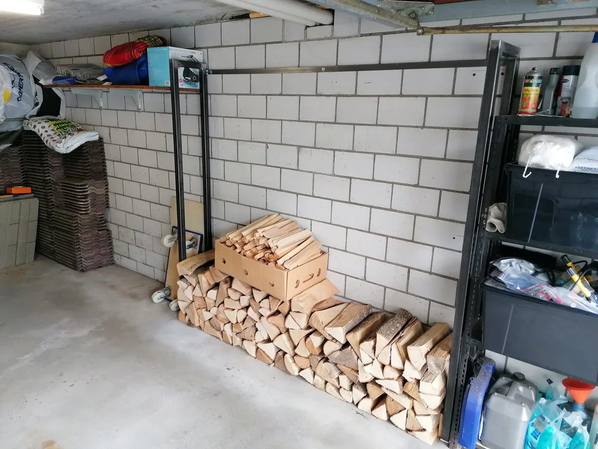 Metallregal für Feuerholz. Funktional, langlebig, platzsparend.