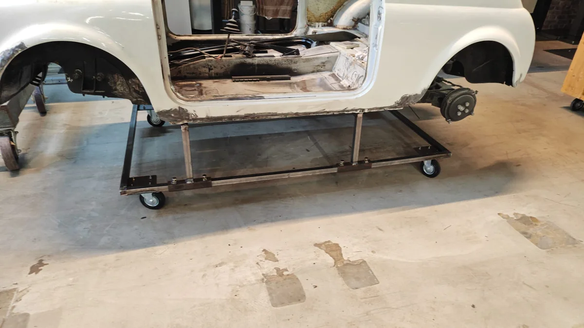 Robuste Rahmenkonstruktion auf Rollengerüst für komplexe Restaurationsarbeiten.