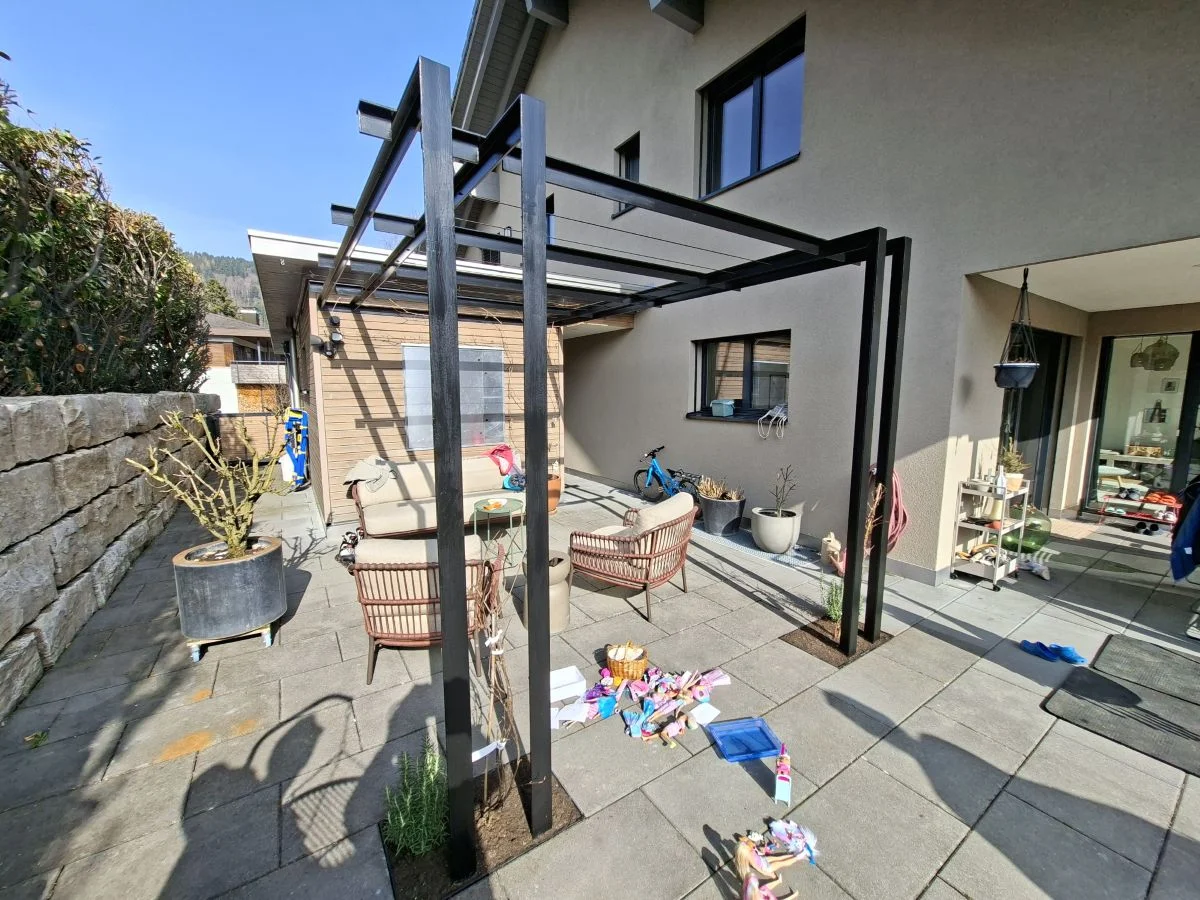 Die frische, selbstgebaute Pergola wartet auf die Kletterpflanzen, um im Sommer einen angenehmen Schattenplatz zu haben.