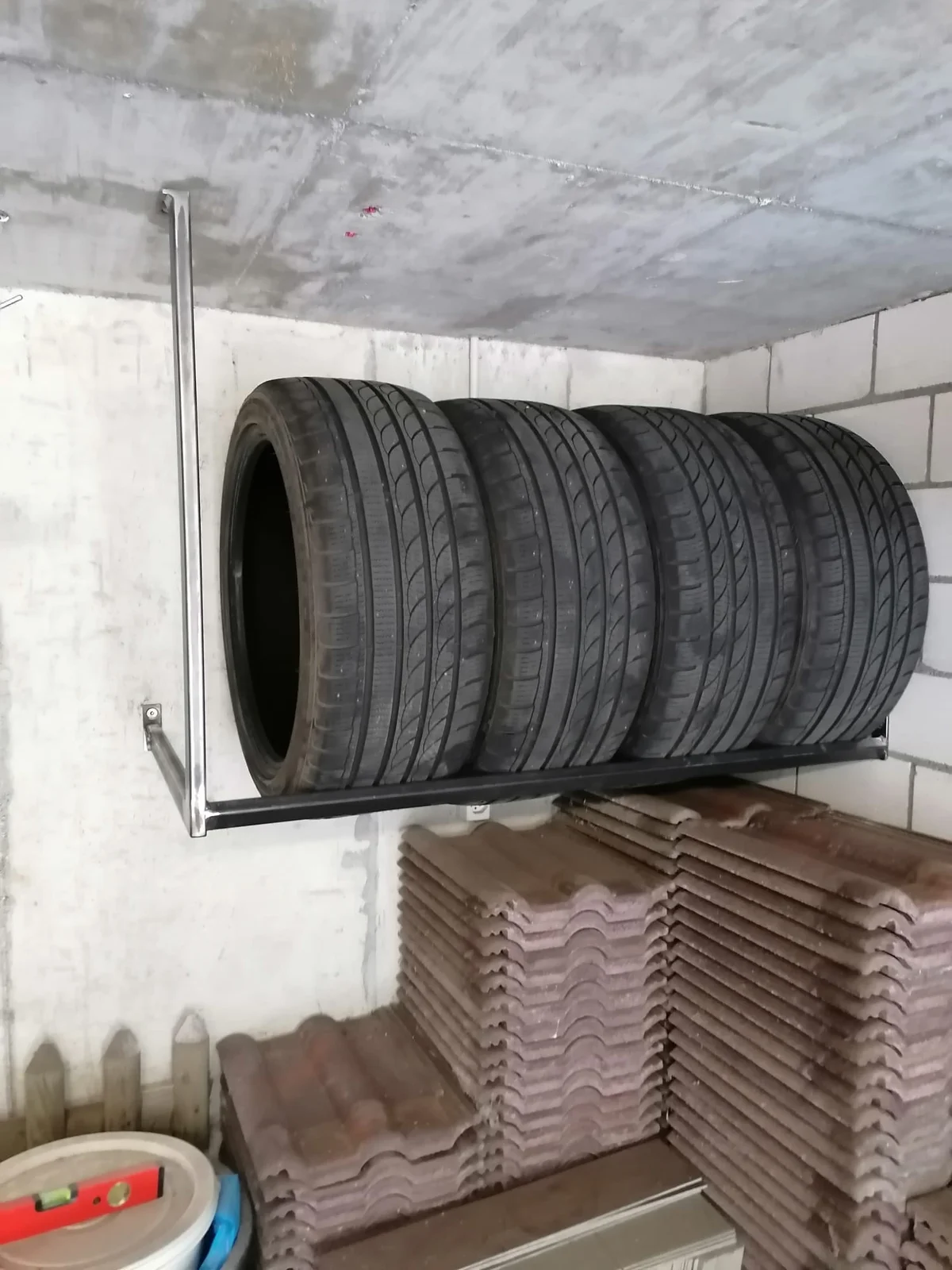 Pneugestell aus Stahl für Garage und Keller. Ordnung auf kleinem Raum.