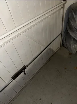 Massive Stahlriegel und bewährte Technik sorgen für zuverlässigen Schutz.