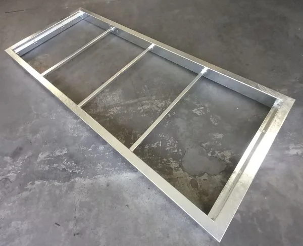 Feuerverzinkter Stahlrahmen für langlebige Anwendungen im Innen- und Aussenbereich.