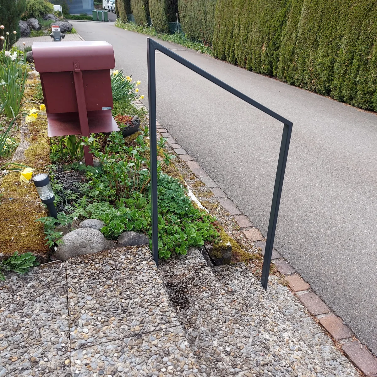 Metallgeländer mit klarer Linienführung. Robust konstruiert, zeitlos im Auftritt.