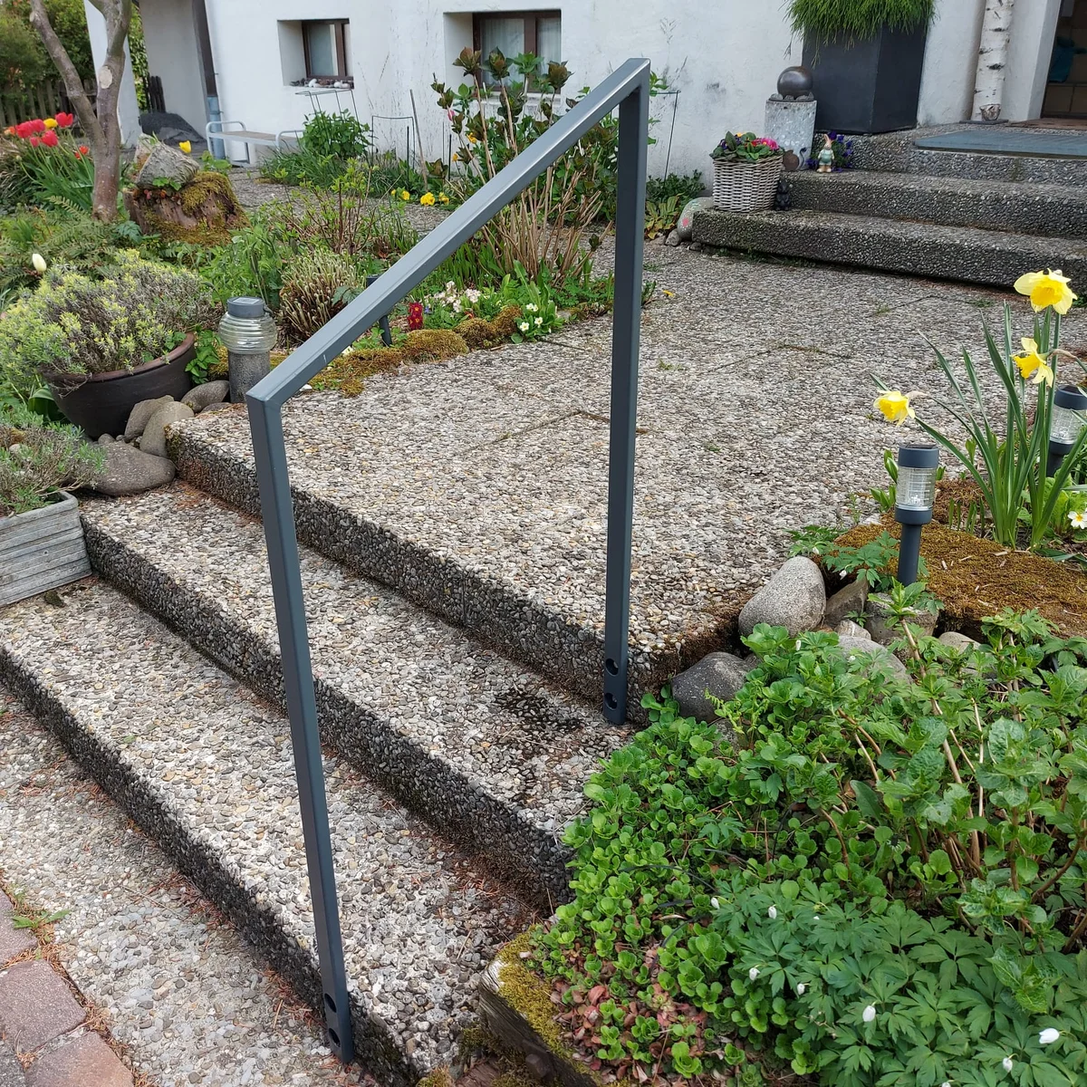 Metallgeländer mit klarer Linienführung. Robust konstruiert, zeitlos im Auftritt.