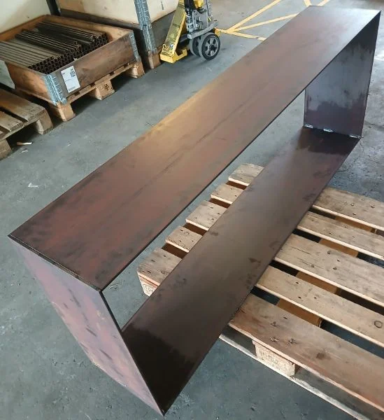 Gartenbeet aus Flachstahl für strukturierte Gärten.