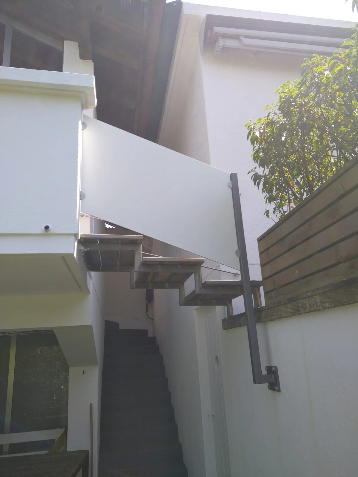 Pulverbeschichtet, montagefertig. Für Treppen, Balkone und Aussenräume.