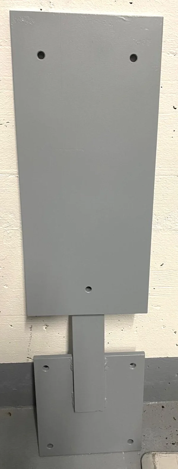 Hochwertige Schlauchrollen-Aufhängung aus Stahl. Ruhig im Auftritt, stark im Einsatz.