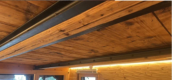 Gemütlichkeit im modernen Loft-Stil. Stilvolle Lichtakzente betonen die einzigartige Textur des Holzes.