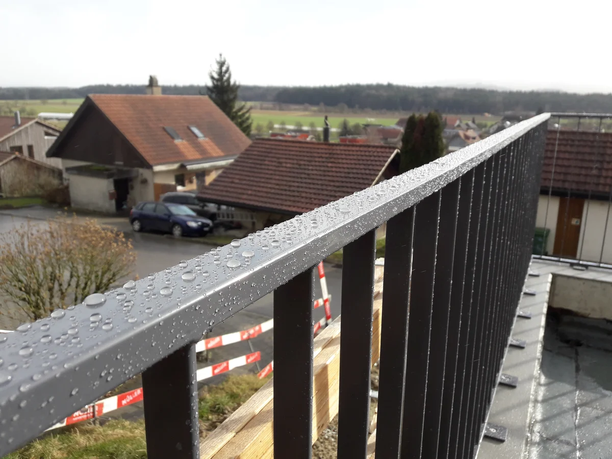 Feuerverzinktes Staketengeländer – Oberflächen bei Stahl