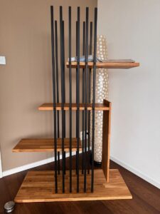 Robuster Katzenbaum aus Metall und Holz. Für aktive Katzen und langlebige Lösungen.