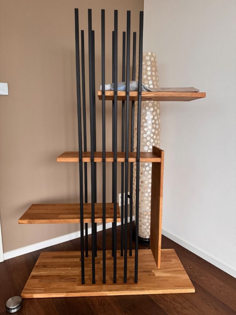 Robuster Katzenbaum aus Metall und Holz. Für aktive Katzen und langlebige Lösungen.